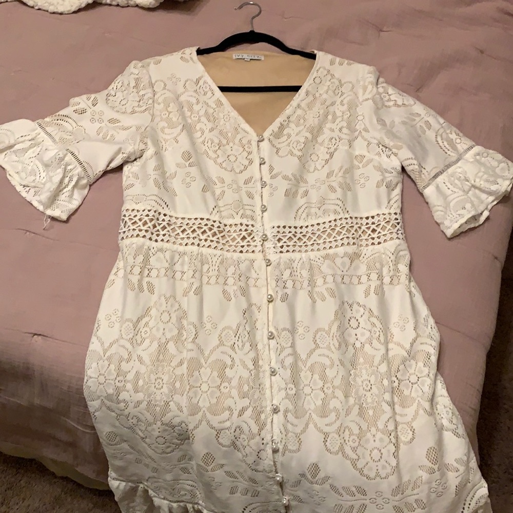 Cream/beige Ivy City Co. dress.
